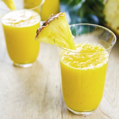Ein leckerer Smoothie mit Ananas, Orangen, Hanföl und Ingwer mit vielen Omega Fettsäuren