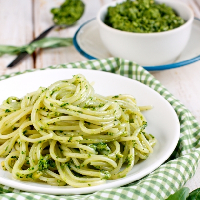 Bärlauchpesto lecker auf Baguette oder zu Pasta