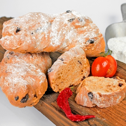 Chili-Wurzelbrot mit getrockneten Tomaten ist ein kräftiges Brot