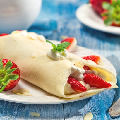 Leckerer Zitronencrêpe mit Erdbeeren