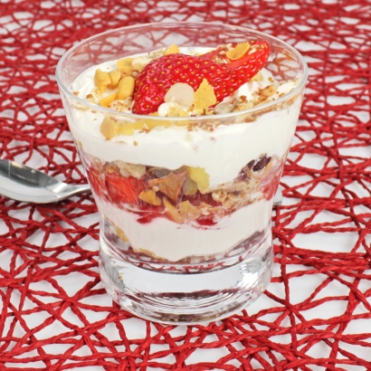 glutenfreies Dessert mit Erdbeeren, Quark und Joghurt