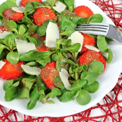 Ein frischer und fruchtiger Salat mit Hanföl Dressing 