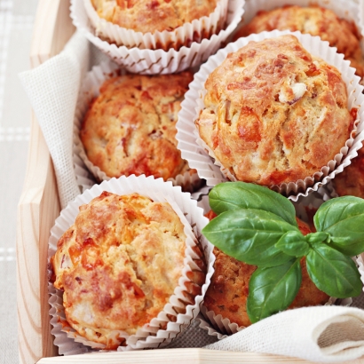 Herzhafte Muffins mit Schafskäse und Chili