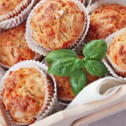 Herzhafte Muffins mit Schafskäse und Chili