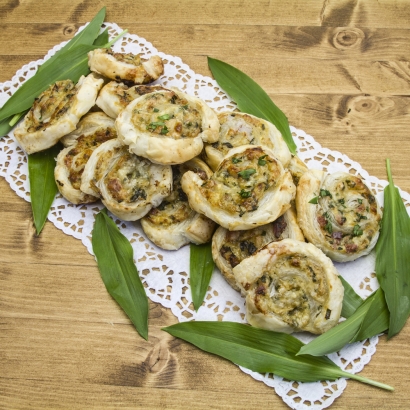 Blätterteigschnecken mit Käse und Kräutern