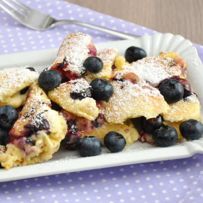 Proteinreicher Kaiserschmarrn mit Blaubeeren