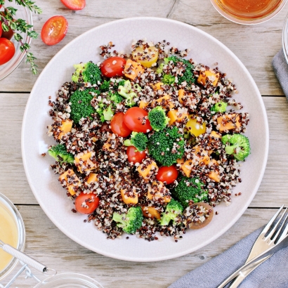 Quinoa-Salat mit Mango Brokkoli und Tomaten