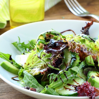 Kräuter Salat mit Kräuter und Avocado