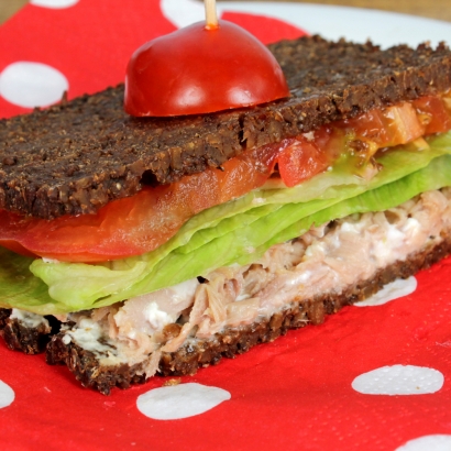 proteinreiches Sandwich mit Thunfisch und Leinsaatöl