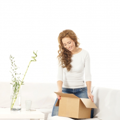 Frau mit Muesli Paket von Seitenbacher