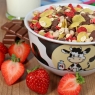 Eine Müslimischung extra für Kinder mit Erdbeeren und Schokolade
