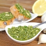 Hanföl Pesto mit frischen Kräutern lecker auf geröstetem Baguette