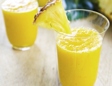 Ein leckerer Smoothie mit Ananas, Orangen, Hanföl und Ingwer mit vielen Omega Fettsäuren