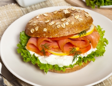 Bagel mit Lachs und Frischkäse Bagel mit Lachs und Frischkäse