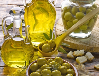 Bio Olivenöl ist kaltgepresst in erster Pressung Bio Olivenöl ist kaltgepresst in erster Pressung