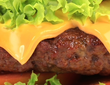 Ein leckerer Burger mit viel Eiweiß durch Leinsaat und Rindfleisch Ein leckerer Burger mit viel Eiweiß durch Leinsaat und Rindfleisch