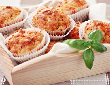 Herzhafte Muffins mit Schafskäse und Chili