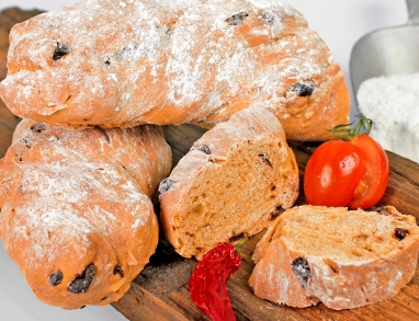 Chili-Wurzelbrot mit getrockneten Tomaten ist ein kräftiges Brot