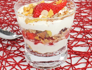glutenfreies Dessert mit Erdbeeren, Quark und Joghurt