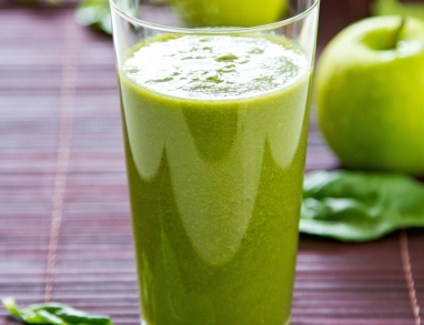 Entgiftungssmoothie mit Spinat, Karotten, Artischocken und Haferkleie Entgiftungssmoothie mit Spinat, Karotten, Artischocken und Haferkleie