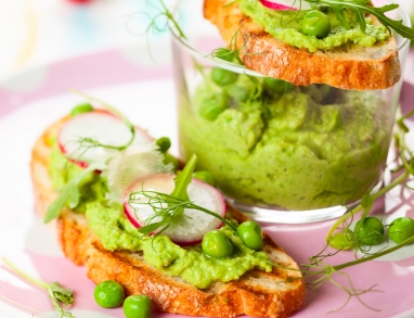 Ein veganer Brotaufstrich mit Erbsen Ein veganer Brotaufstrich mit Erbsen
