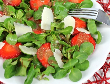 Ein frischer und fruchtiger Salat mit Hanföl Dressing 