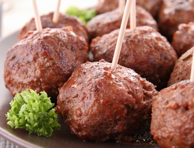 Hackfleischbällchen aufgespießt für unterwegs Hackfleischbällchen aufgespießt für unterwegs