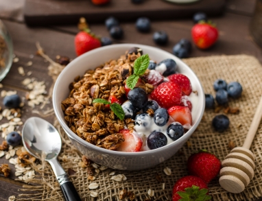 Knuspermüsli mit Beeren