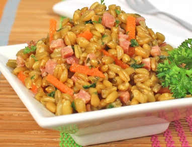 Grünkernsalat mit Speck und Karotten und einem Dressing aus Super-Salat-Öl Grünkernsalat mit Speck und Karotten und einem Dressing aus Super-Salat-Öl