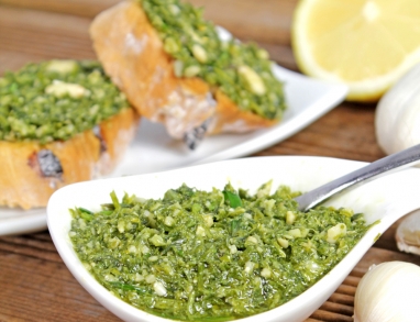 Hanföl Pesto mit frischen Kräutern lecker auf geröstetem Baguette