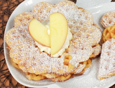 Hirsewaffeln für ein leckeres Dessert oder als süße Hauptspeise Hirsewaffeln für ein leckeres Dessert oder als süße Hauptspeise