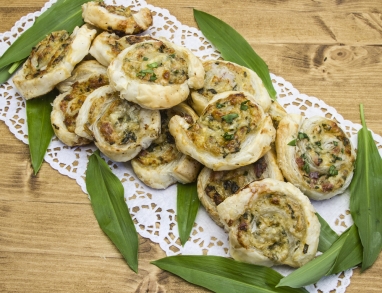 Blätterteigschnecken mit Käse und Kräutern Blätterteigschnecken mit Käse und Kräutern