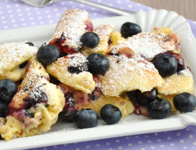 Proteinreicher Kaiserschmarrn mit Blaubeeren