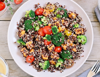 Quinoa-Salat mit Mango Brokkoli und Tomaten