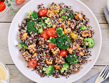 Quinoa-Salat mit Mango Brokkoli und Tomaten Quinoa-Salat mit Mango Brokkoli und Tomaten
