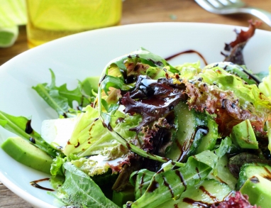 Kräuter Salat mit Kräuter und Avocado Kräuter Salat mit Kräuter und Avocado