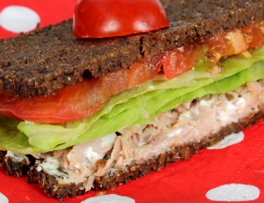 proteinreiches Sandwich mit Thunfisch und Leinsaatöl
