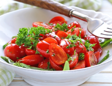 Leckerer Tomatensalat mit Petersilie