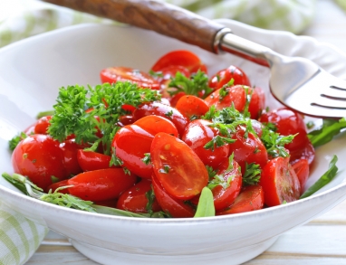 Leckerer Tomatensalat mit Petersilie Leckerer Tomatensalat mit Petersilie