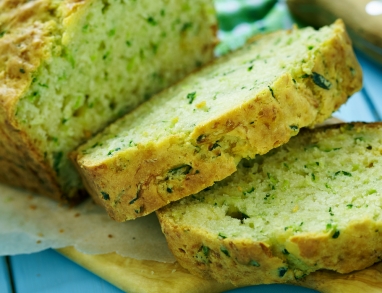 Ein grüner Kuchen mit Zucchini und Kürbiskernöl